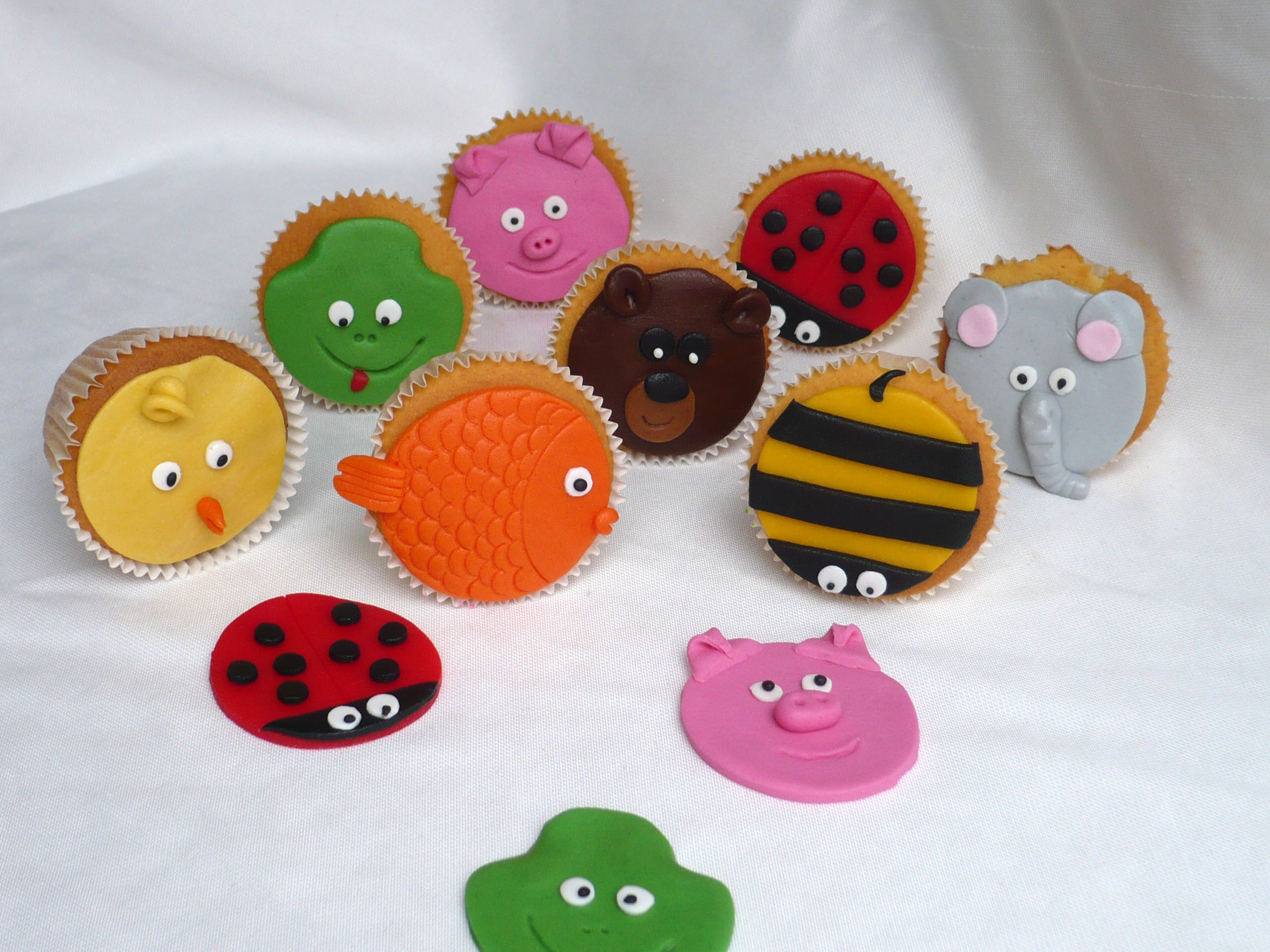 Dierencupcakes met vrolijke dieren als traktatie voor een kinderfeest