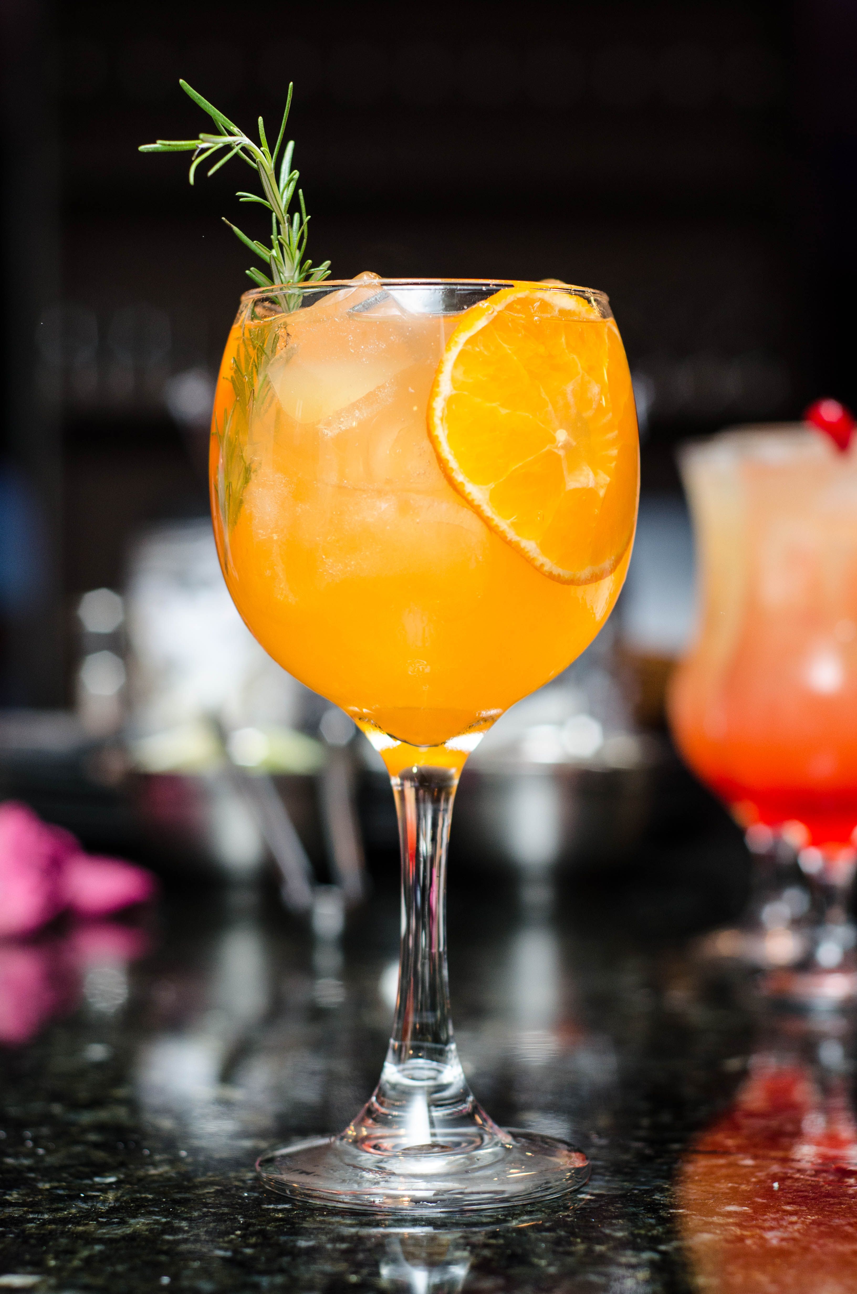Close-up van cocktail ingrediënten en drank tijdens een workshop
