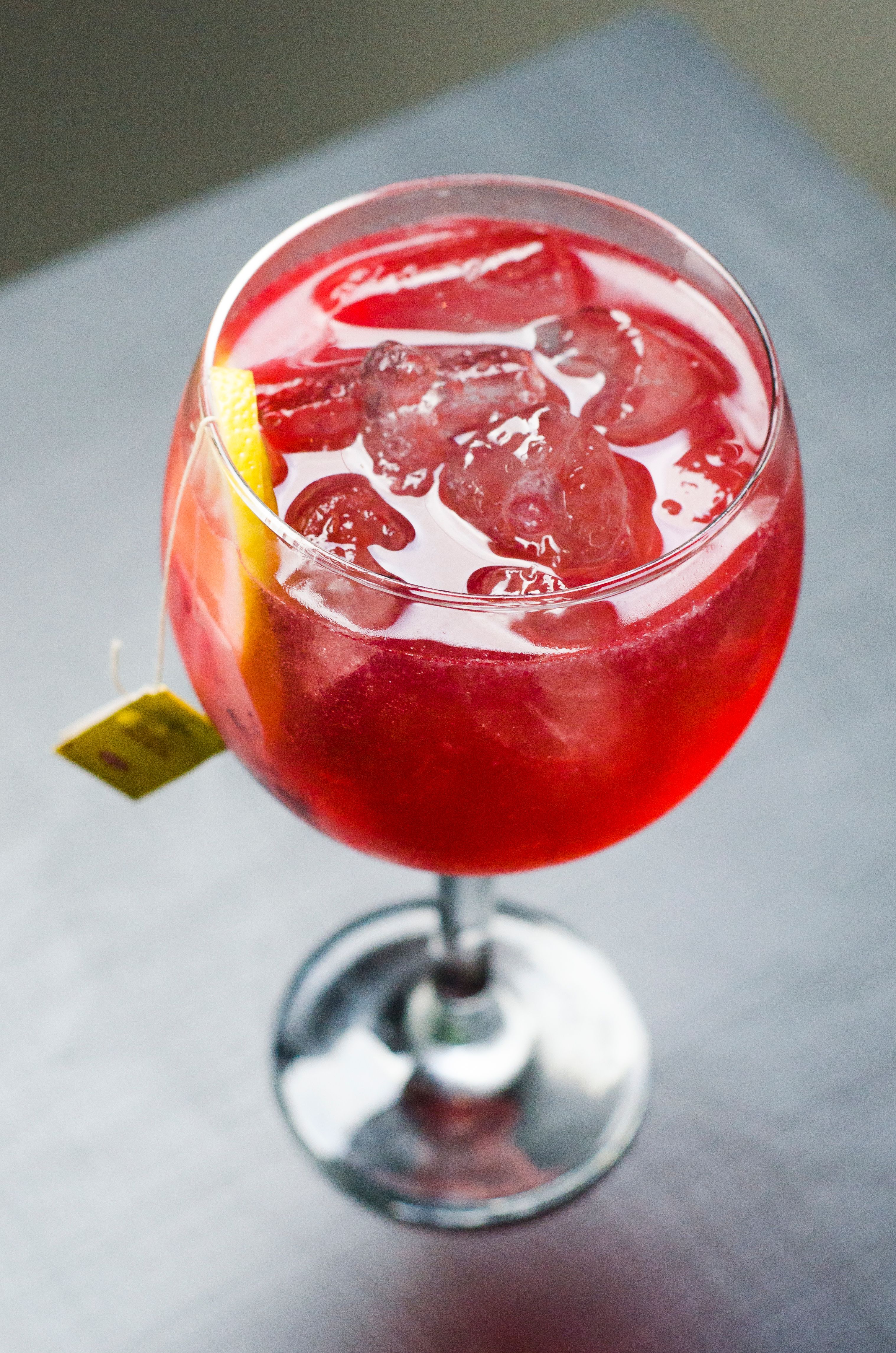 Groep proost met cocktails tijdens een Smaak en Beleef activiteit