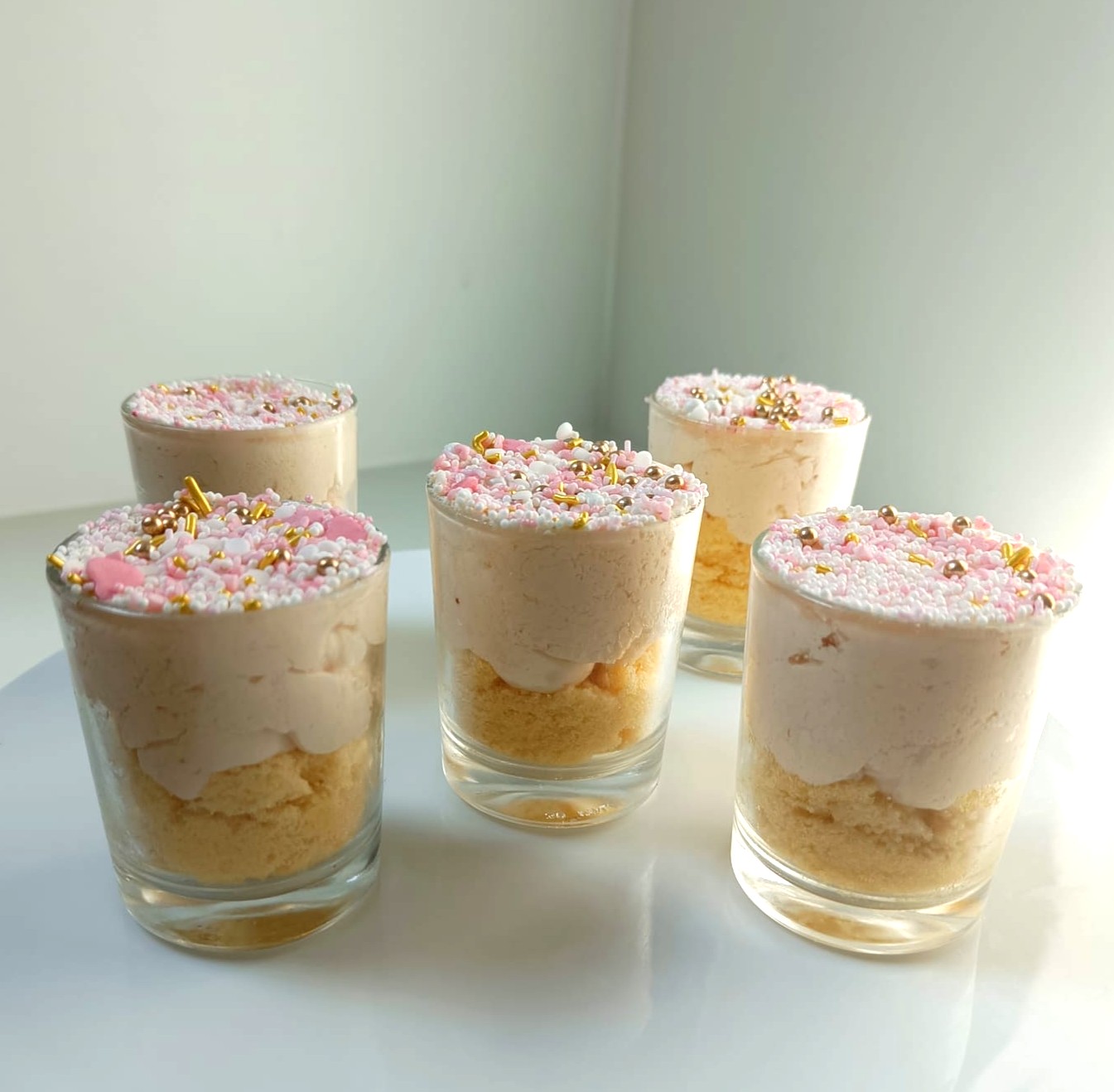 Mini Dot Cakes met kleurrijke sprinkles in cups