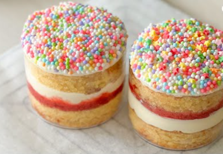 Dot Cake cup met sprinkles en romige topping