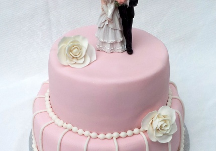 Mooie luxe bruidstaart met klassieke versiering