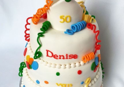 Carnavalstaart met kroontje en confetti