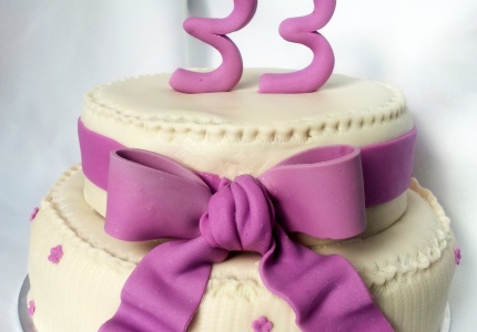 Stapeltaart met paarse strik en lint