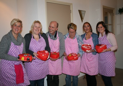 Creatieve workshop waarin een harttaart wordt versierd