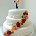 Detailvanbloemenopeenbruidstaart