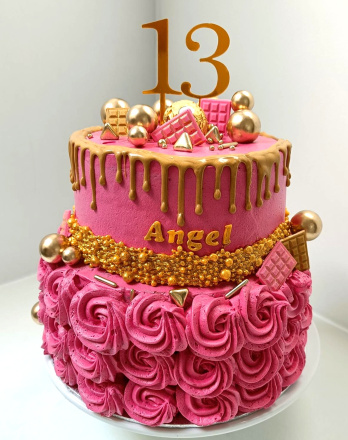 luxe oreo stapeltaart met gouden drip en rozen