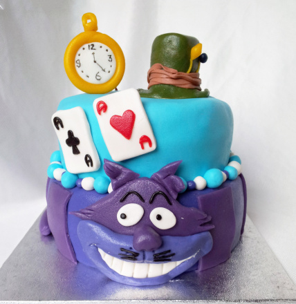 Alice in Wonderland taart als stapeltaart