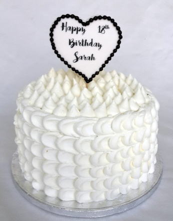 witte petal cake met bloemachtige structuur
