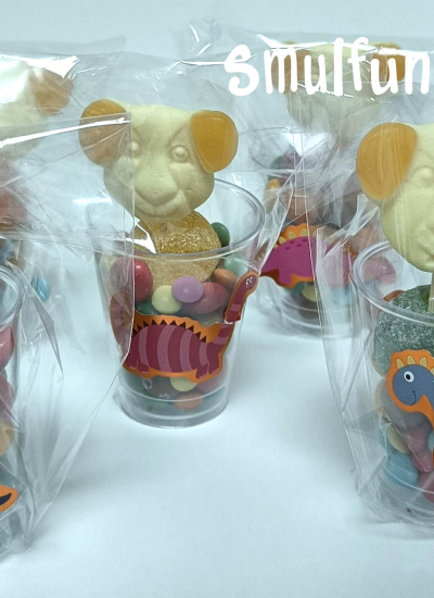 Klein potje gevuld met fleurige chocoladesnoepjes als traktatie