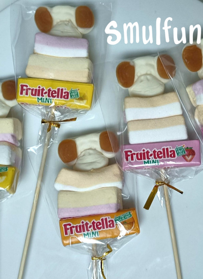 Spekjes en Fruittella op een stokje als kleurrijke traktatie