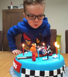 kaarsjes op taart uitblazen 