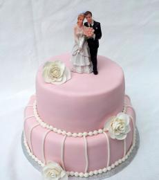 Mooie luxe bruidstaart met klassieke versiering