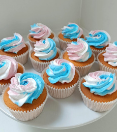 Cupcakes met roze blauwe en witte toefjes
