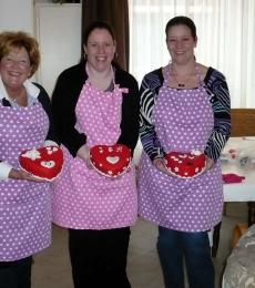 Leuke workshop waarin een hart taart versierd wordt