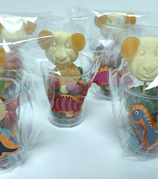 Klein potje gevuld met fleurige chocoladesnoepjes als traktatie