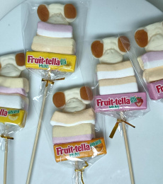 Spekjes en Fruittella op een stokje als kleurrijke traktatie